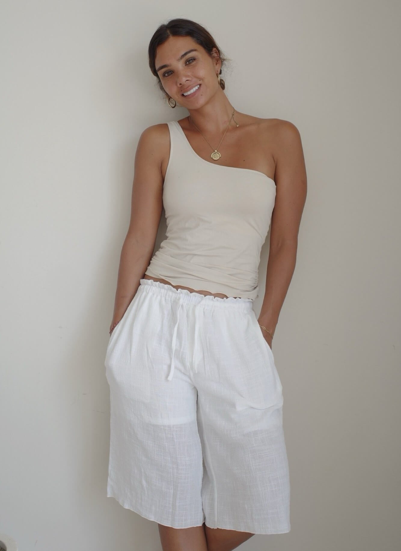 【6月末お届け/POPUP先行受け取り可】SARI ONE SHOULDER/IVORY SAND